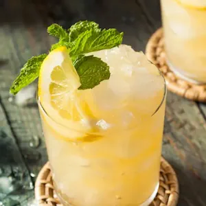 The Whiskey Smash: A Refreshing Blend of Citrus and Mint